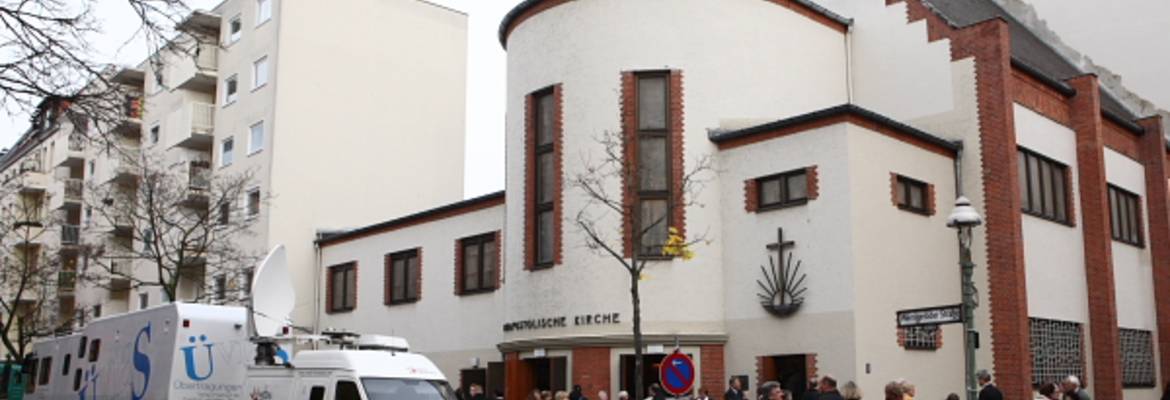 Von der Charlottenburger Kirche aus wird der Gottesdienst in weitere Gemeinden übertragen