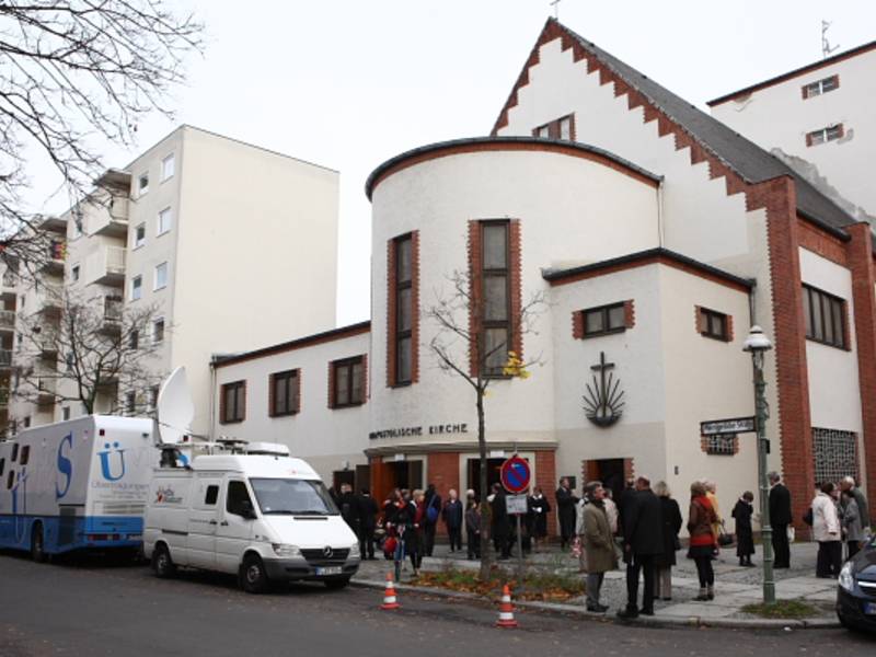 Von der Charlottenburger Kirche aus wird der Gottesdienst in weitere Gemeinden übertragen
