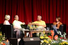 Die Runde ist prominent besetzt:...
