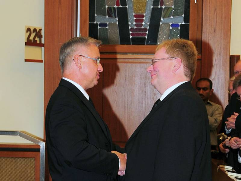 Beauftragung: Der bisherige Priester Roland Broszat (r.) wird neuer Vorsteher der Gemeinde und zum Evangelisten ordiniert