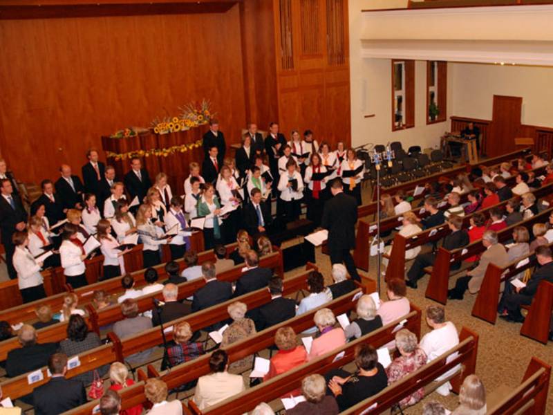 Der 44-köpfige Bezirkschor interpretiert Werke wie "Jauchzet dem Herrn, alle Welt" von Mendelssohn oder "Lob, Ehr' und Dank sei Gott" von Bach