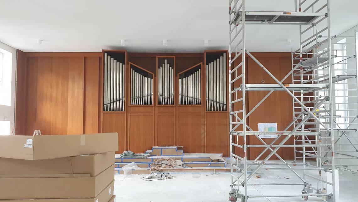 ..., die Orgel ist wieder ausgepackt und die ersten Leuchten sind montiert.