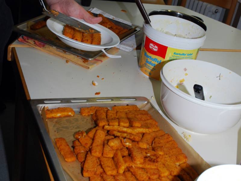 Fischtag - In fünf Öfen gleichzeitig wird das Mittagessen gebacken.