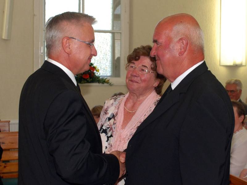 Bezirksapostel Nadolny spendet dem Ehepaar Fröschner den Segen zur Goldenen Hochzeit