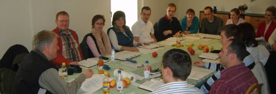 Bezirksvorsteher Rudolph (l.) mit Teilnehmern des Unterrichtsfachs "Aussprache und Chorarbeit"