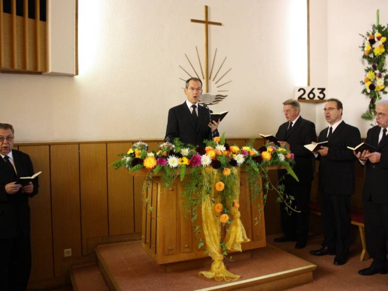 Gottesdienst mit Apostel Klaus Katens (M.)