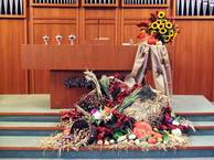 Der geschmückte Altar der Gemeinde Berlin-Wilmersdorf