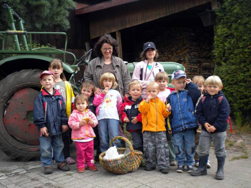 Die Kinder mit der Organisatorin des Ausflugs, Anke Horn aus der Gemeinde Wiesenburg