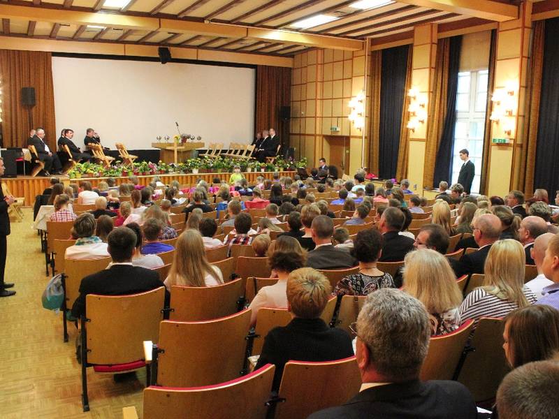 Sonntagfrüh: Gottesdienst im Kinosaal der EJB