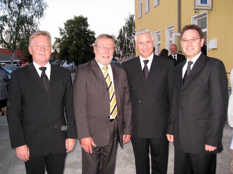 Gemeindeevangelist Udo Schultz, Bürgermeister Werner Große, Bezirksapostel Wolfgang Nadolny, Bezirksältester Gunter Volland (v.l.)