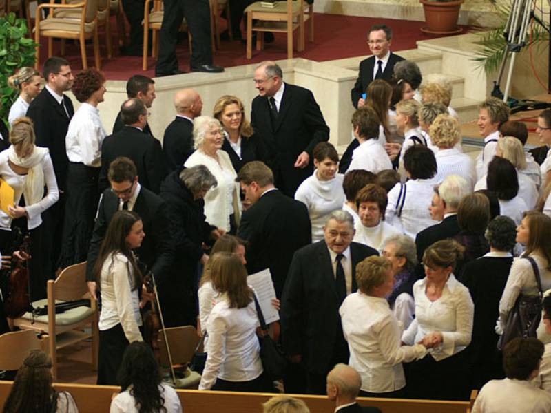 Nach dem Gottesdienst: Der Stammapostel verabschiedet sich