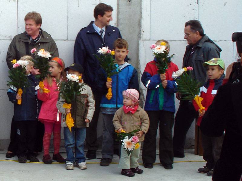 "Wir haben Freude zu verschenken", singen die Kinder - und verschenken auch Blumen