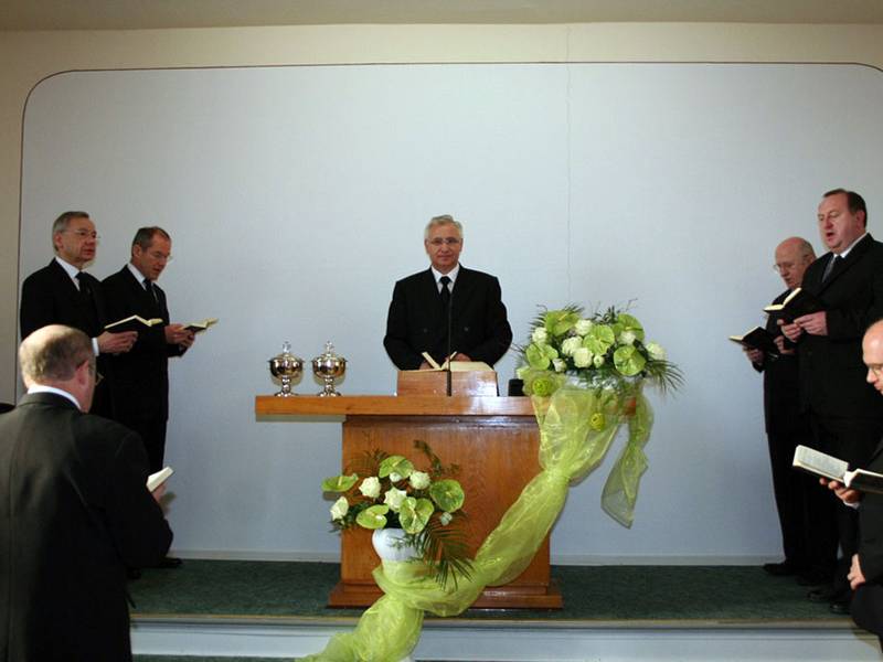 Bezirksapostel Nadolny im Gottesdienst in der Gemeinde Bad Freienwalde
