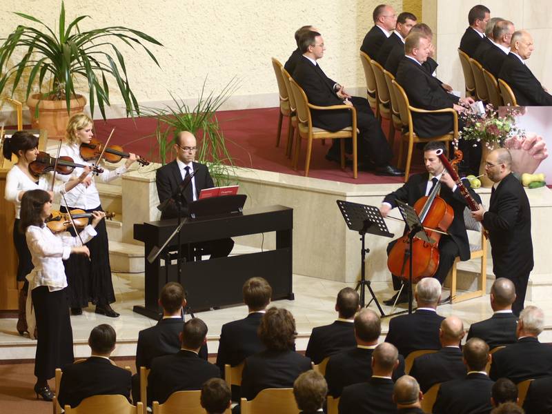 ...einem Instrumentalensemble und drei weiteren Chören gestaltet, ...