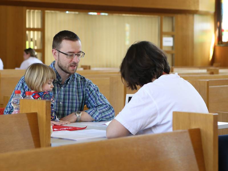 Erfassung der persönlichen Daten - mancher hatte sein Kind dabei