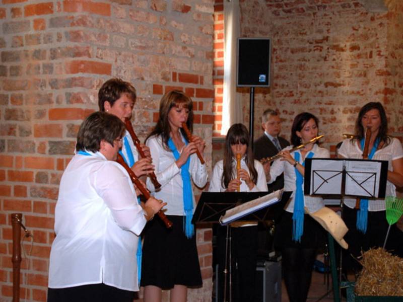 Neben dem Chor gestalten auch mehrere Instrumentalistengruppen ...
