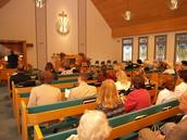 Die Gemeinde wartet auf den Beginn des Gottesdienstes.