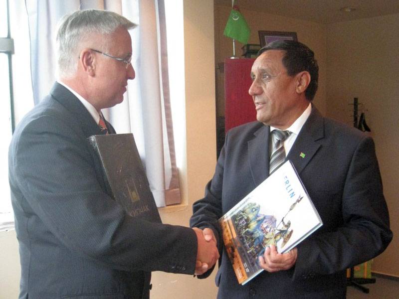Bezirksapostel Nadolny (l.) mit dem turkmenischen Minister für religiöse Angelegenheiten, Nurijew