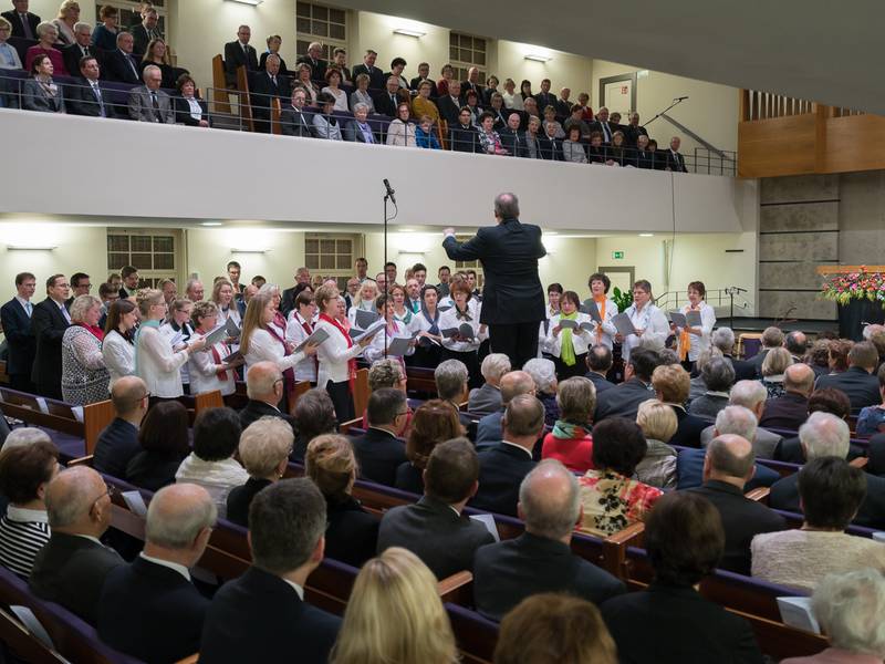 75 Sänger, überwiegend aus Dirigenten- und Frauenchor,...