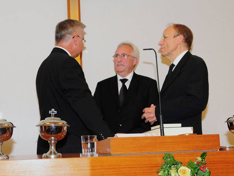 Bezirksapostel Nadolny (l.) verabschiedet den Reinickendorfer Vorsteher Thiel (M.) und den Priester Hach in den Ruhestand