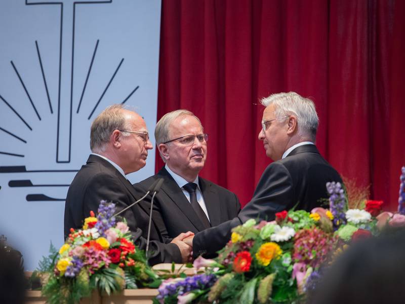 Bezirksapostel Nadolny (r.) setzt die Bezirksältesten Retzlaff (l.) und Jeßke in den Ruhestand