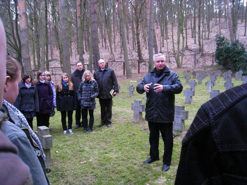 Totengedenken: Jugendliche des Bezirks Eberswalde mit Bezirksapostel Nadolny auf dem Friedhof