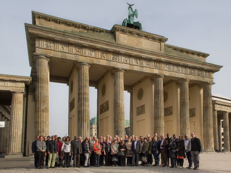 Die Teilnehmer der BAV mit ihren Ehefrauen vor dem Brandenburger Tor