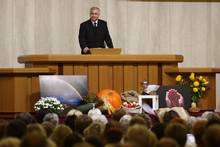 Bezirksapostel Nadolny begrüßt vom geschmückten Altar bevor...