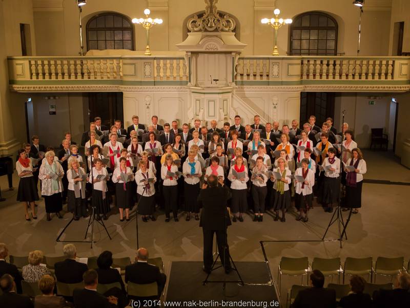 Der Chor, bestehend aus Frauen- und...