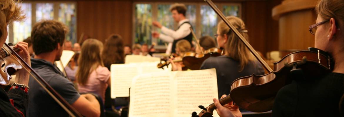 Rund 100 "Zaungäste" sind zur öffentlichen Probe erschienen, um den etwa 40 Orchestermusikern bei ihrer Arbeit über die Schulter zu schauen.