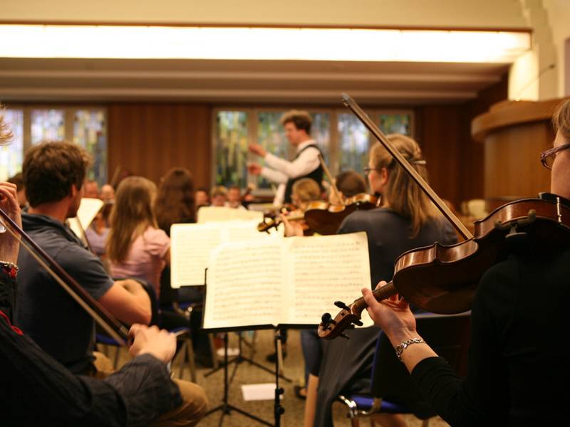 Rund 100 "Zaungäste" sind zur öffentlichen Probe erschienen, um den etwa 40 Orchestermusikern bei ihrer Arbeit über die Schulter zu schauen.