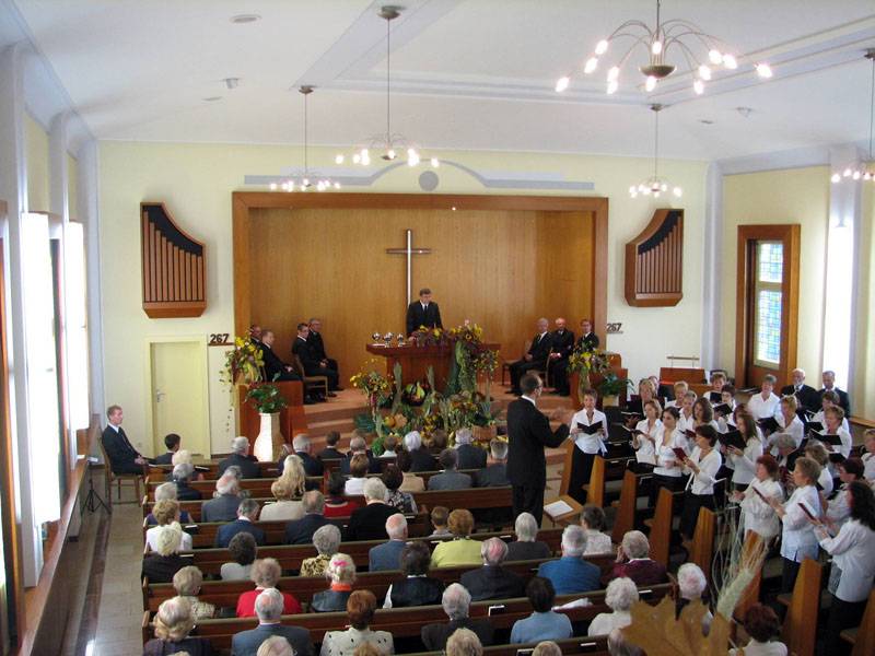 Zum Festgottesdienst besucht der Bezirksälteste Dieter Wendt die Gemeinde