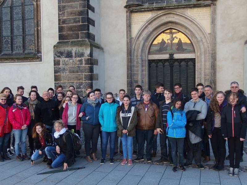 Gruppenbild vor der Thesentür