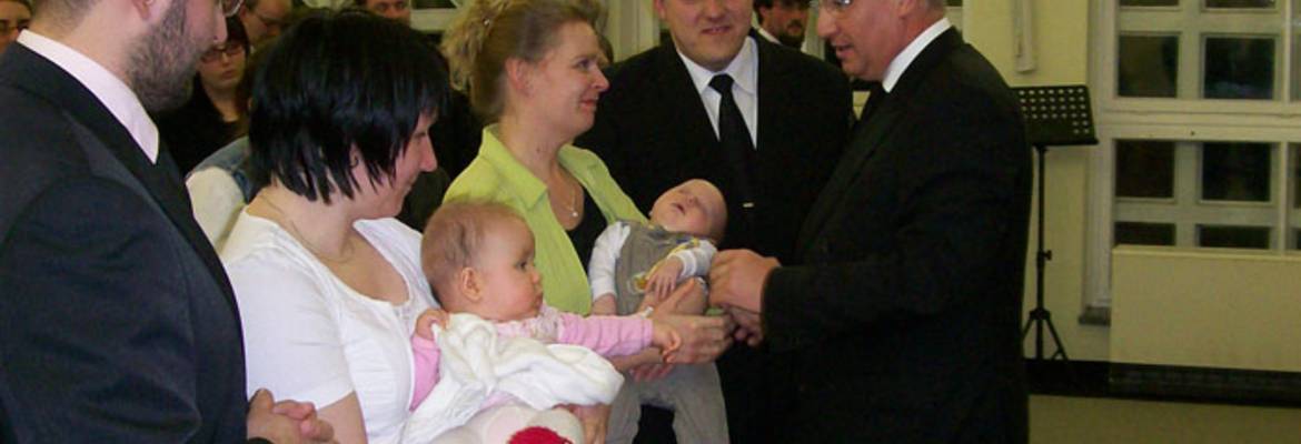 Die Kinder Paula und Oliver mit ihren Eltern und Bezirksapostel Nadolny nach der Heiligen Versiegelung