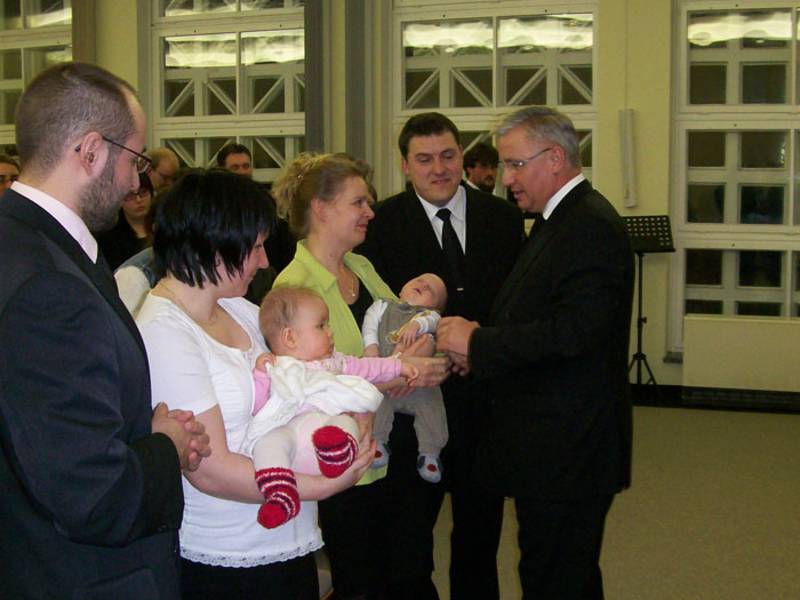 Die Kinder Paula und Oliver mit ihren Eltern und Bezirksapostel Nadolny nach der Heiligen Versiegelung