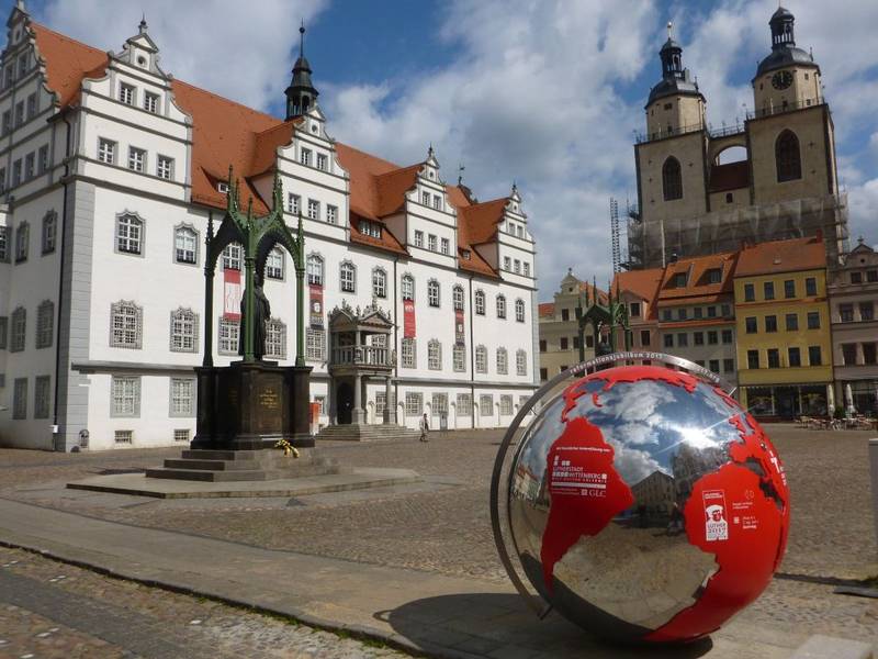 Marktplatz, im Vordergrund die Reformationskugel